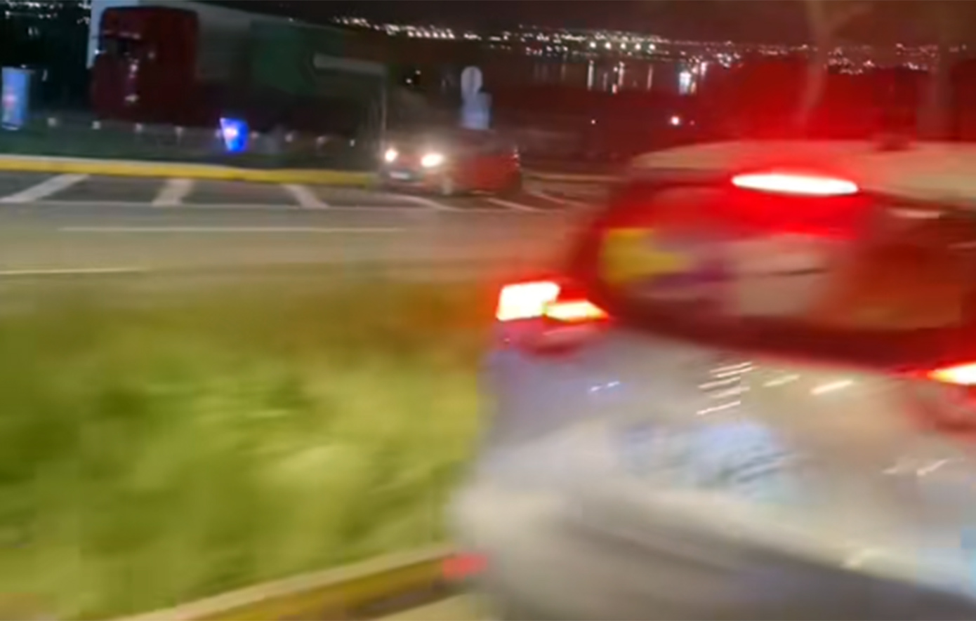 Απίστευτο σκηνικό στη λεωφόρο Σχιστού &#8211; Πήγαινε με όπισθεν στο αντίθετο ρεύμα για να γλιτώσει την κίνηση