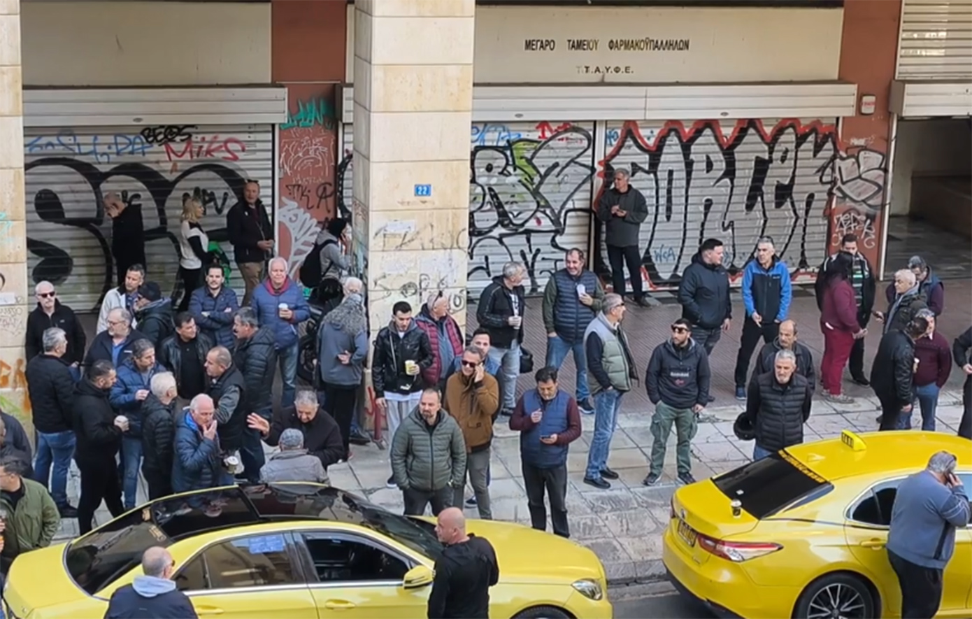 Ξεκίνησε η πορεία των ταξί προς το Μέγαρο Μαξίμου &#8211; Με απεργία διαρκείας προειδοποιεί ο Λυμπερόπουλος
