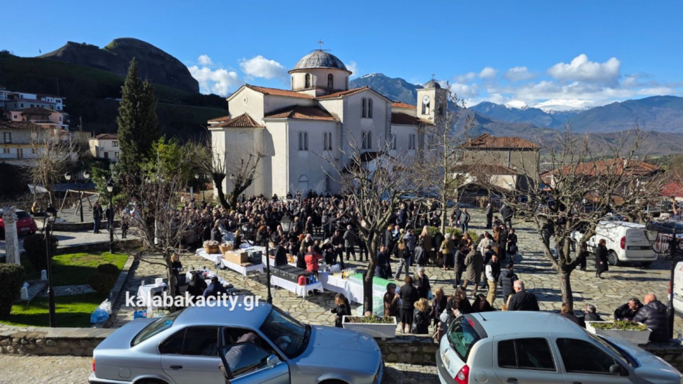 Καλαμπάκα: Συγκίνηση και πλήθος κόσμου στο μνημόσυνο της Χρύσας, της Αναστασίας και της Θωμαής Πλακιά που σκοτώθηκαν στα Τέμπη