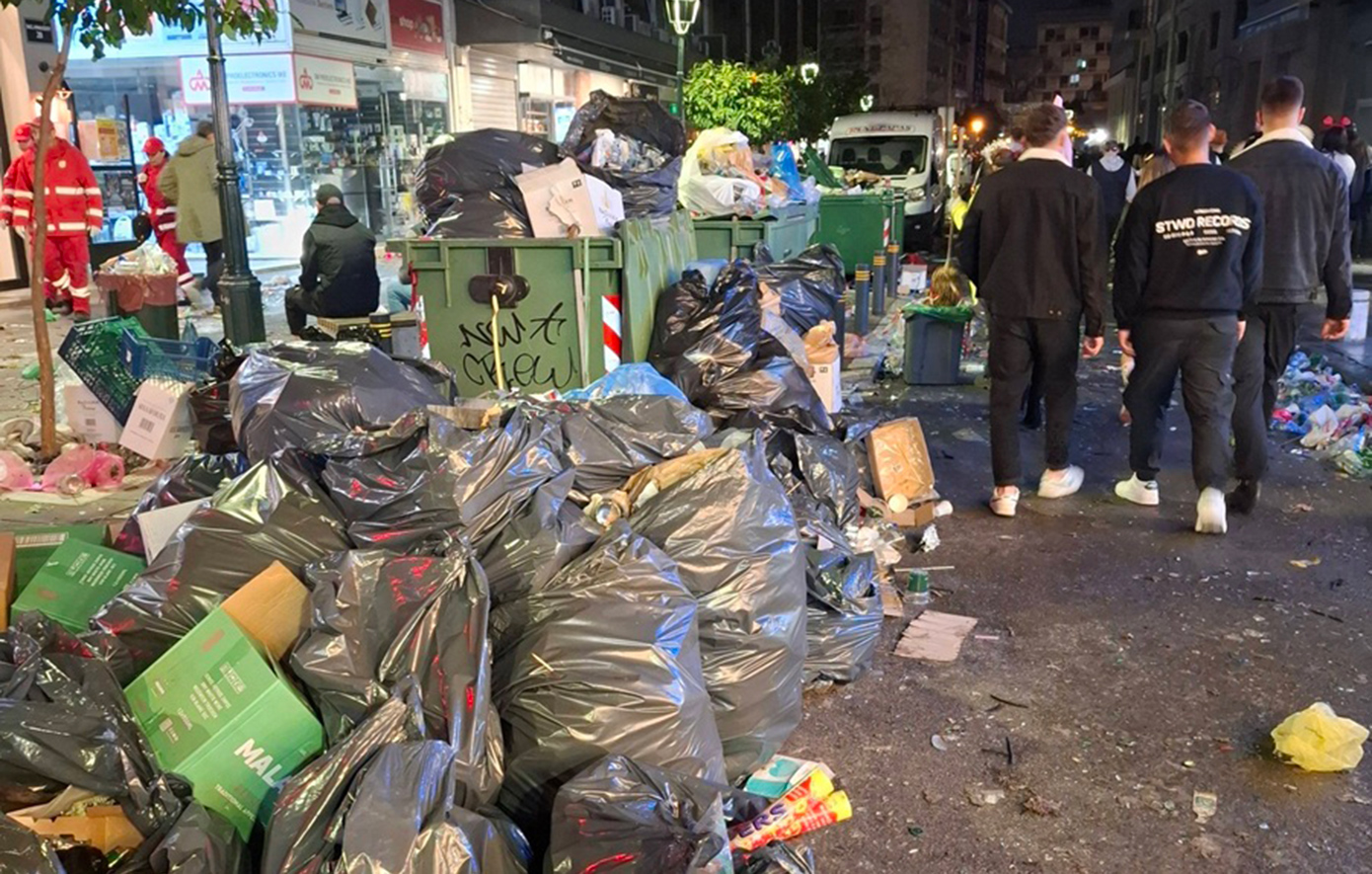 Γέμισαν σκουπίδια οι δρόμοι της Θεσσαλονίκης εξαιτίας της Τσικνοπέμπτης