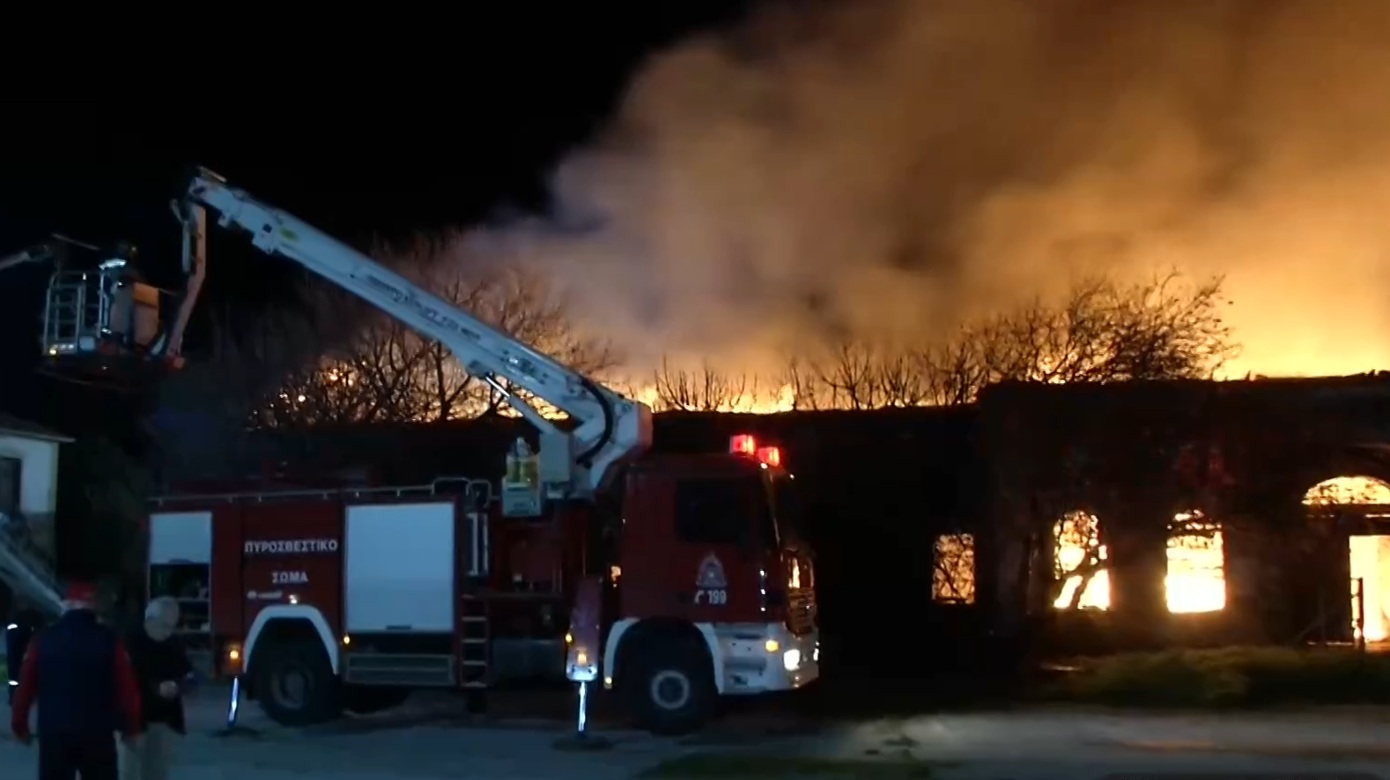 Θεσσαλονίκη: Πυρκαγιά στο πρώην στρατόπεδο Κόδρα &#8211; Επιχειρούν 20 πυροσβέστες
