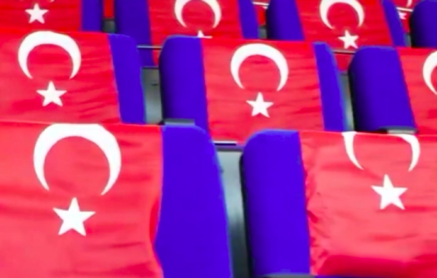 Πετκίμ &#8211; Περιστέρι: Τουρκικές σημαίες σε όλα τα καθίσματα του γηπέδου