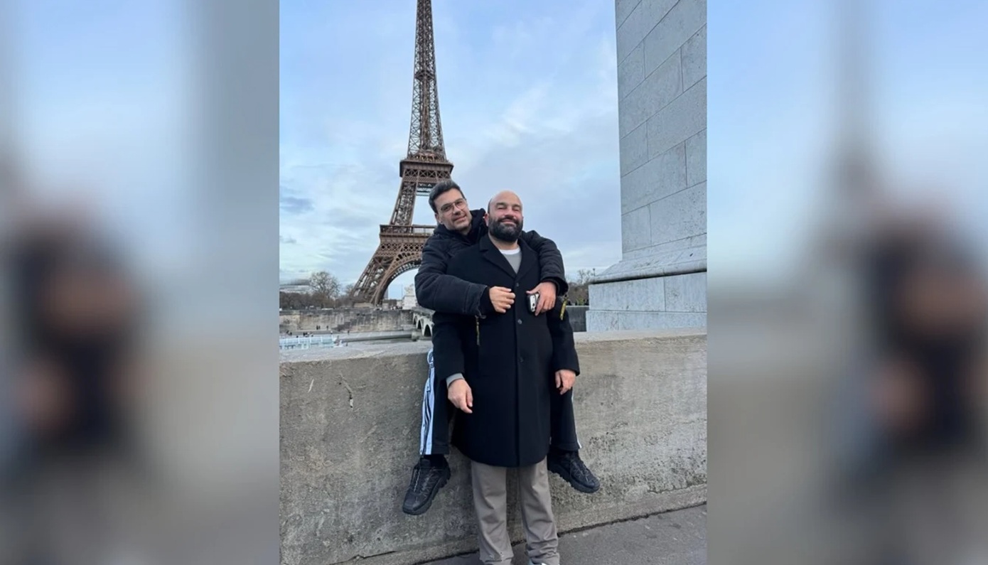 Ο Παντελής Τουτουντζής με τον σύζυγό του στο Παρίσι για τον Άγιο Βαλεντίνο  &#8211; Ποζάρουν με φόντο τον Πύργο του Άιφελ