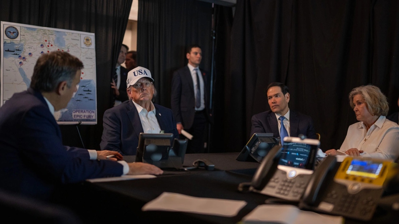 Ο Ντόναλτ Τραμπ παρακολουθεί την επίθεση κατά του Ιράν από τη βίλα του στο Μαρ-α-Λάγκο &#8211; Δείτε φωτογραφίες