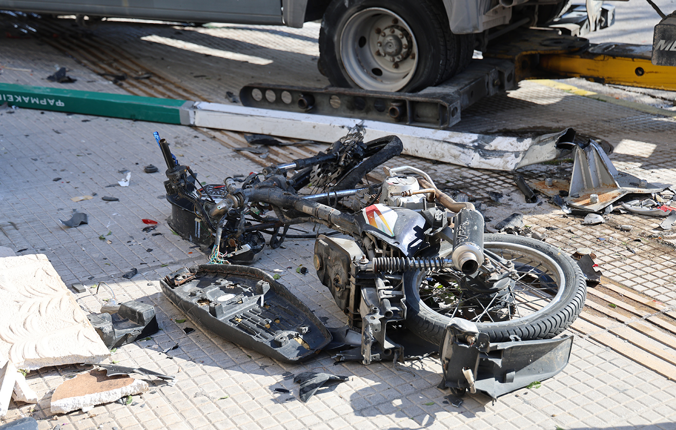 Βίντεο με την τρελή πορεία του φορτηγού στη λεωφόρο Θηβών – Η στιγμή που παίρνει σβάρνα σταθμευμένα οχήματα και μηχανάκια Βίντεο με την τρελή πορεία του φορτηγού στη λεωφόρο Θηβών – Η στιγμή που παίρνει σβάρνα σταθμευμένα οχήματα και μηχανάκια