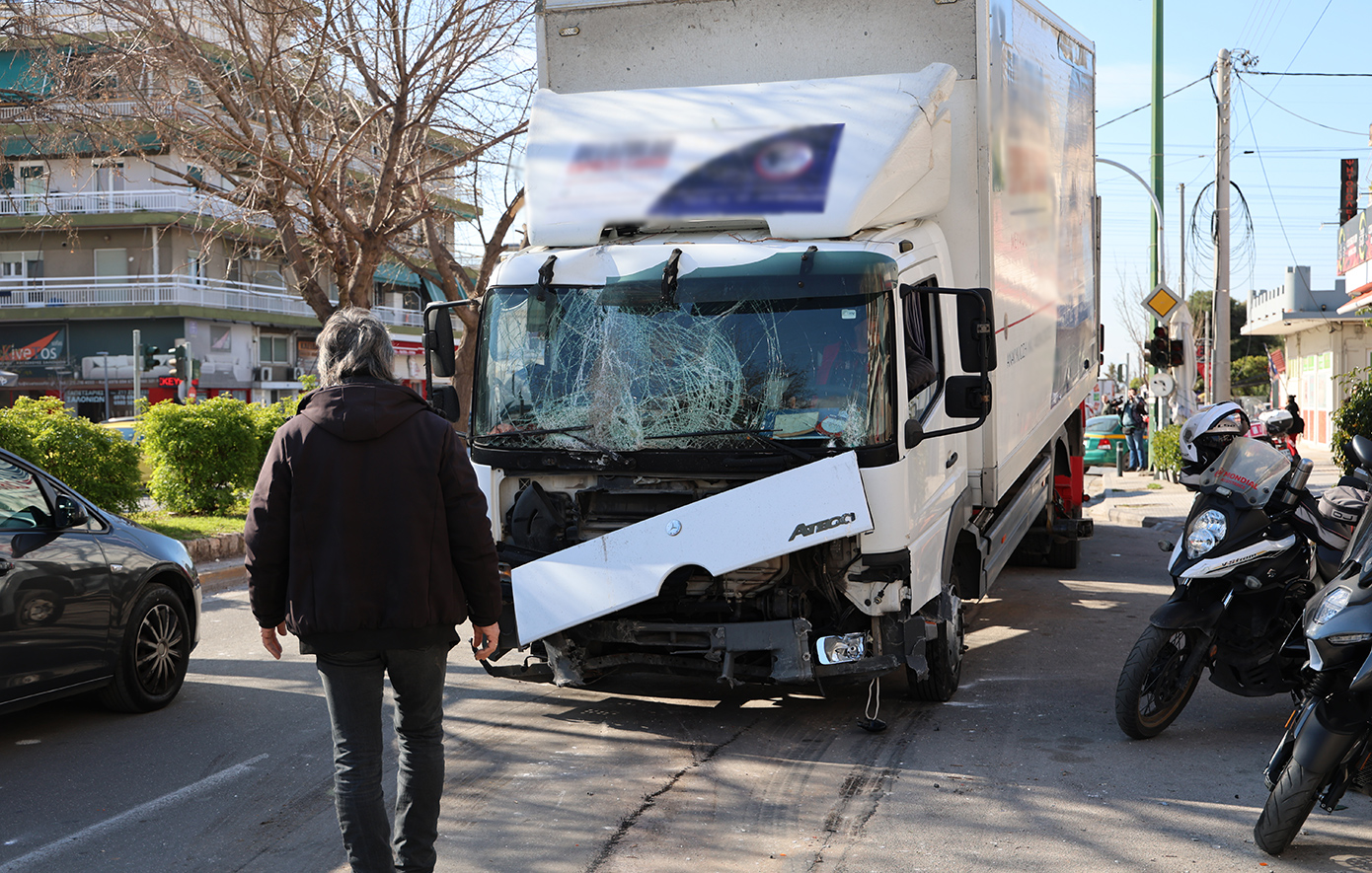 Βίντεο με την τρελή πορεία του φορτηγού στη λεωφόρο Θηβών – Η στιγμή που παίρνει σβάρνα σταθμευμένα οχήματα και μηχανάκια Βίντεο με την τρελή πορεία του φορτηγού στη λεωφόρο Θηβών – Η στιγμή που παίρνει σβάρνα σταθμευμένα οχήματα και μηχανάκια