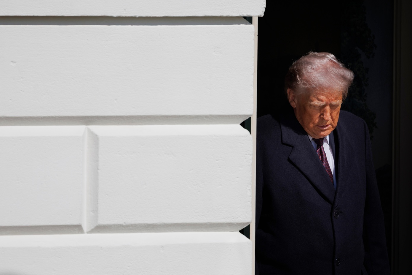 Ο Ντόναλντ Τραμπ δηλώνει δυσαρεστημένος με τις επαφές με το Ιράν, ανοιχτό το ενδεχόμενο βομβαρδισμών