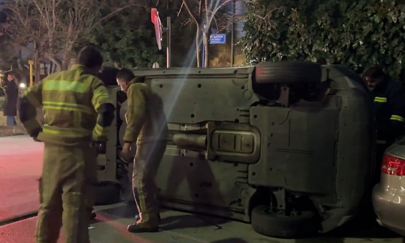 Τροχαίο με ανατροπή αυτοκινήτου και εγλωβισμό δύο ατόμων στην Κηφισιά &#8211; Δείτε βίντεο