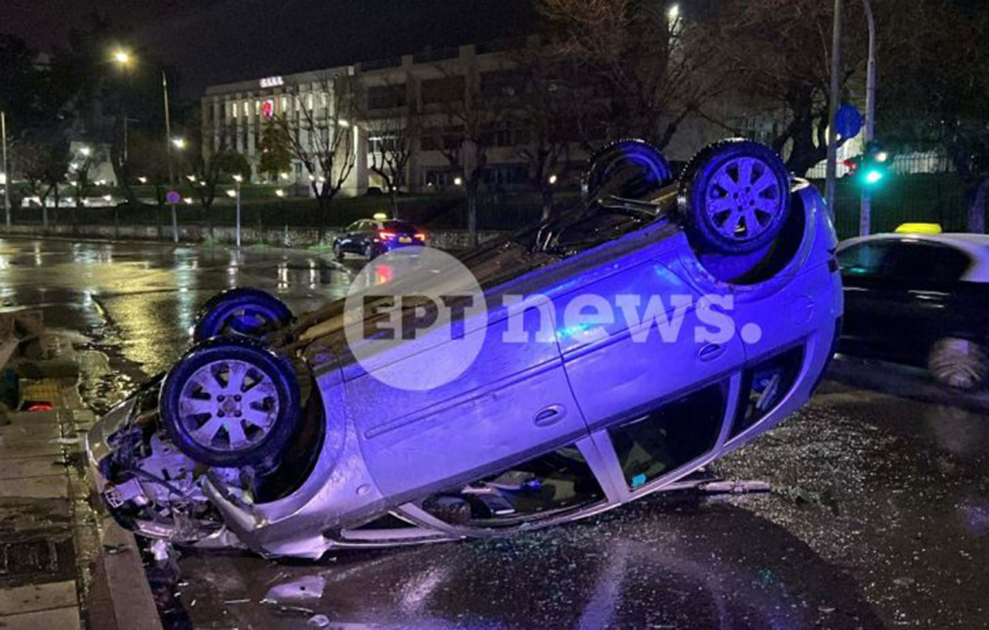 Αυτοκίνητο αναποδογύρισε στη μέση του δρόμου στη Θεσσαλονίκη &#8211; Ένας τραυματίας