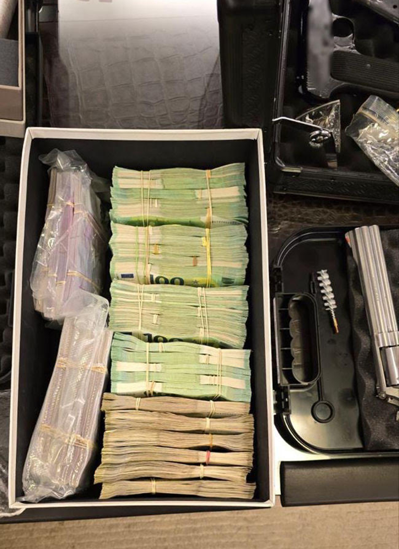 Φωτογραφίες από την αστυνομική επιχείρηση για τα λαθραία τσιγάρα