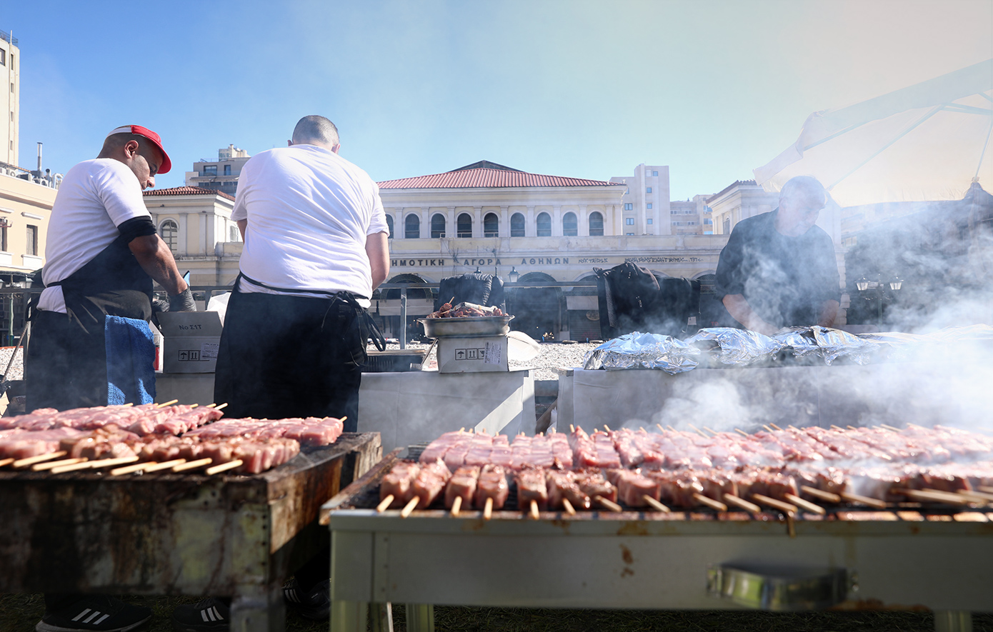 Η Αθήνα το «τσικνίζει» στη Βαρβάκειο