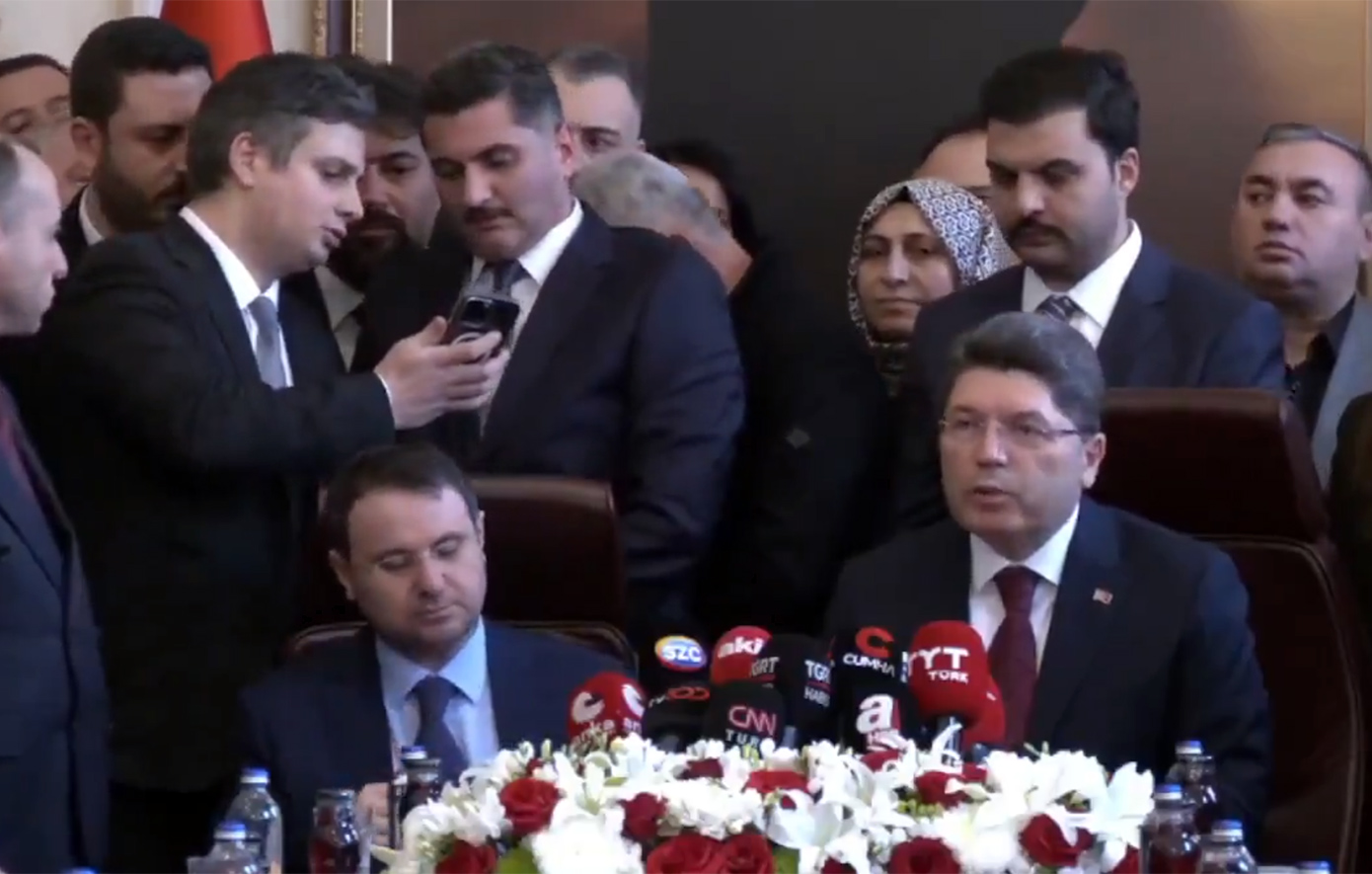 Το απρόοπτο με την καρέκλα που εκνεύρισε τον νέο υπουργό Δικαιοσύνης της Τουρκίας &#8211; Δείτε βίντεο