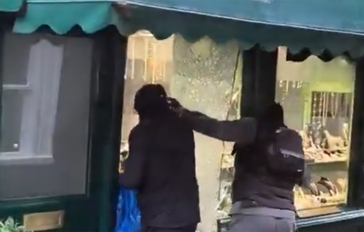 Απροκάλυπτη ληστεία στο Λονδίνο: Διαρρήκτες έσπασαν μέρα μεσημέρι βιτρίνα κοσμηματοπωλείου μπροστά στα μάτια εργαζομένων και περαστικών