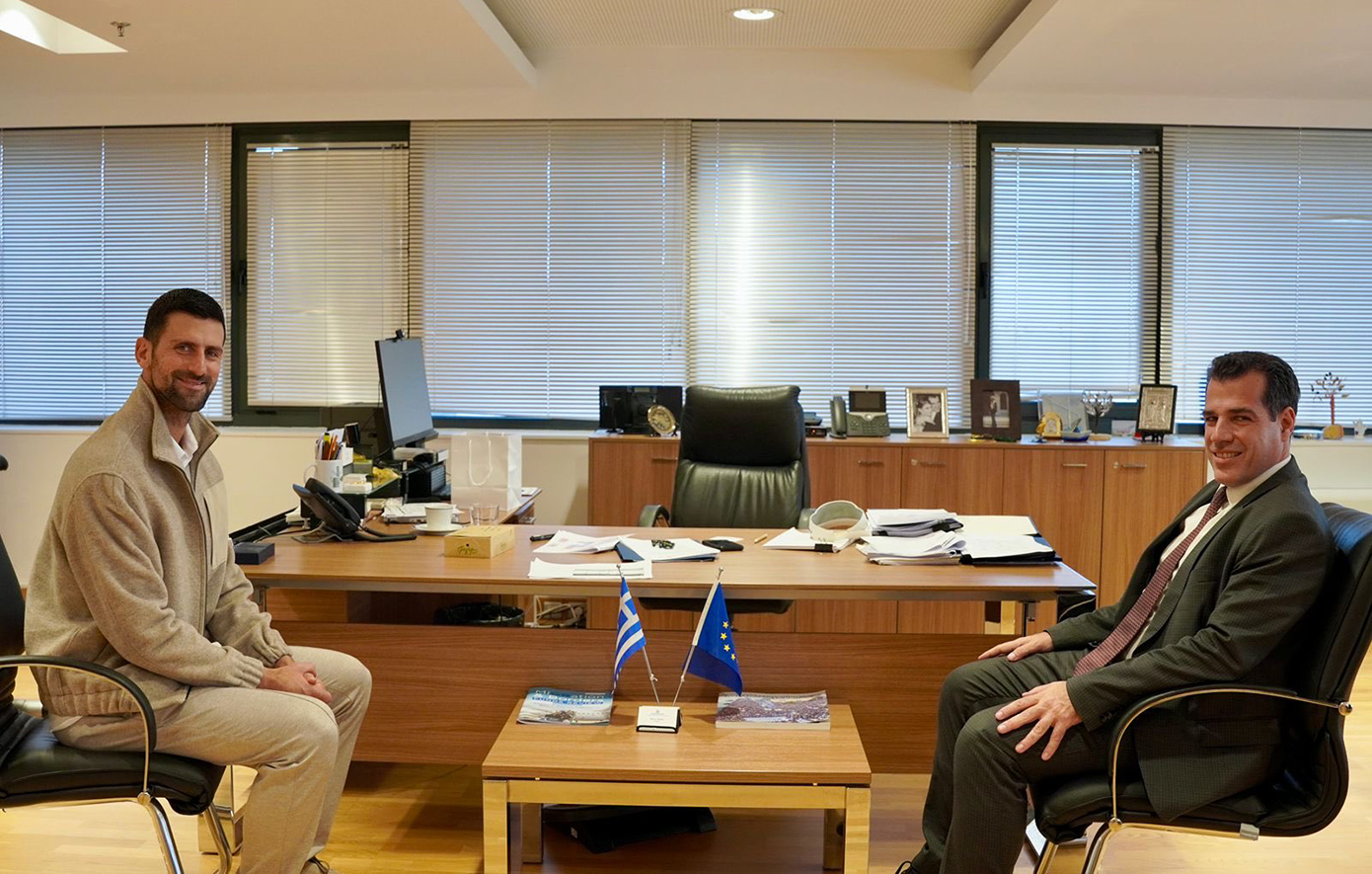 Συνάντηση Θάνου Πλεύρη με τον Τζόκοβιτς: Τιμή μας η επιθυμία του να μείνει με την οικογένειά του στη χώρα μας, λέει ο υπουργός