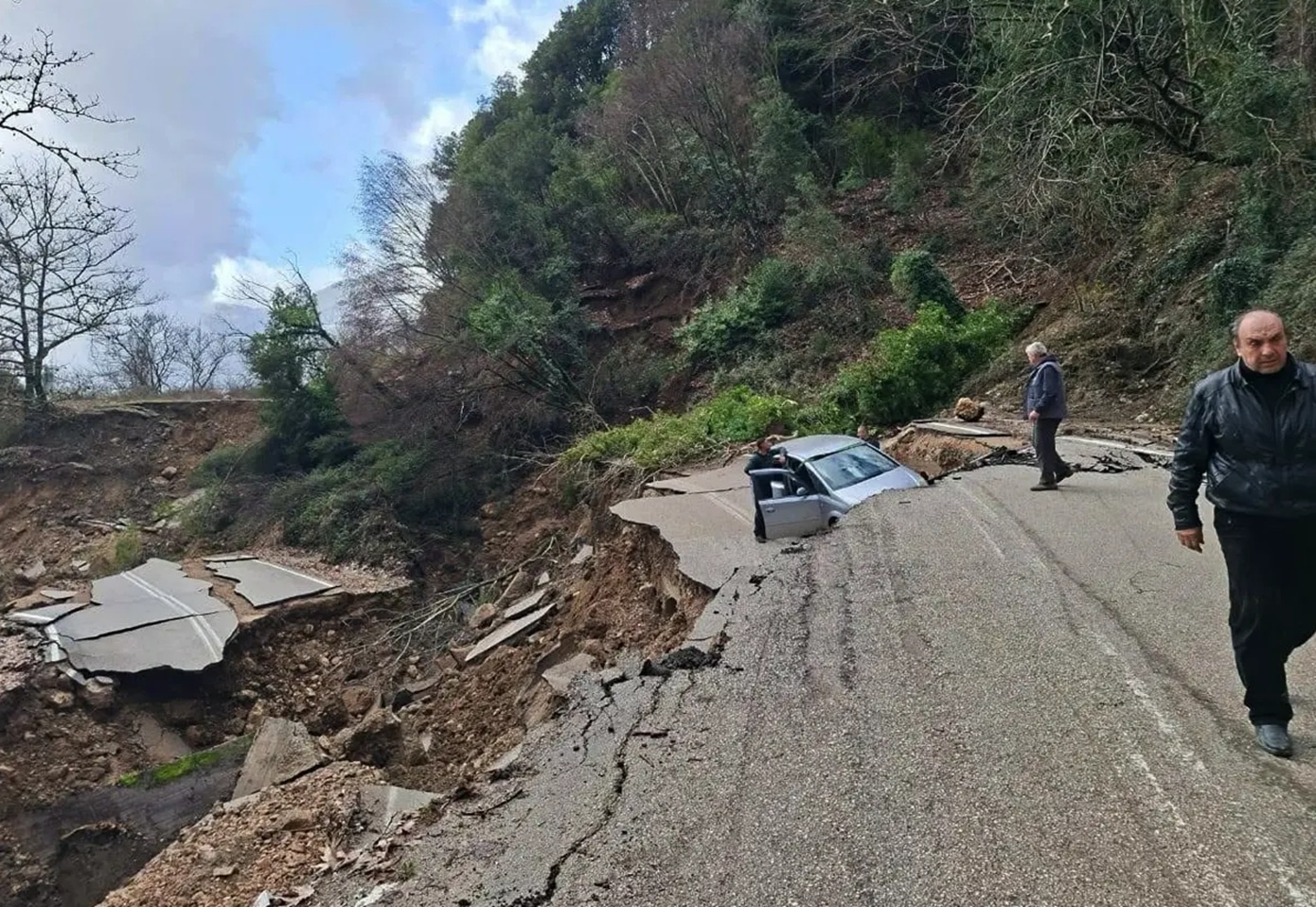 Υποχώρησε επαρχιακός δρόμος στα Τζουμέρκα &#8211; Από θαύμα γλίτωσε κάτοικος της περιοχής