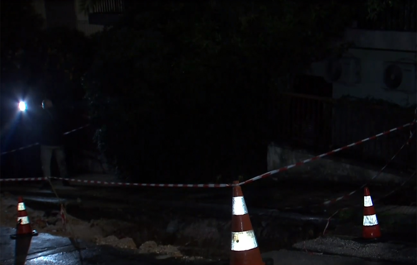 Στο έλεος της κακοκαιρίας η Αττική &#8211; Υπερχείλισε ρέμα στο Πικέρμι, καθίζηση στο Πολύγωνο λόγω καταιγίδας – Σε εξέλιξη το κύμα κακοκαιρίας