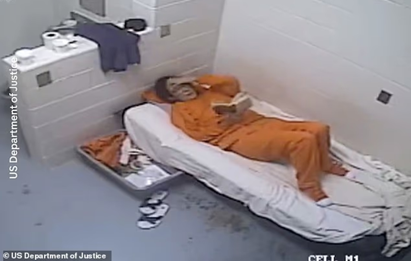 Δείτε την Γκισλέιν Μάξγουελ μέσα στο κελί της φυλακής σε συγκλονιστικό νέο οπτικό υλικό από τους φακέλους Έπσταϊν