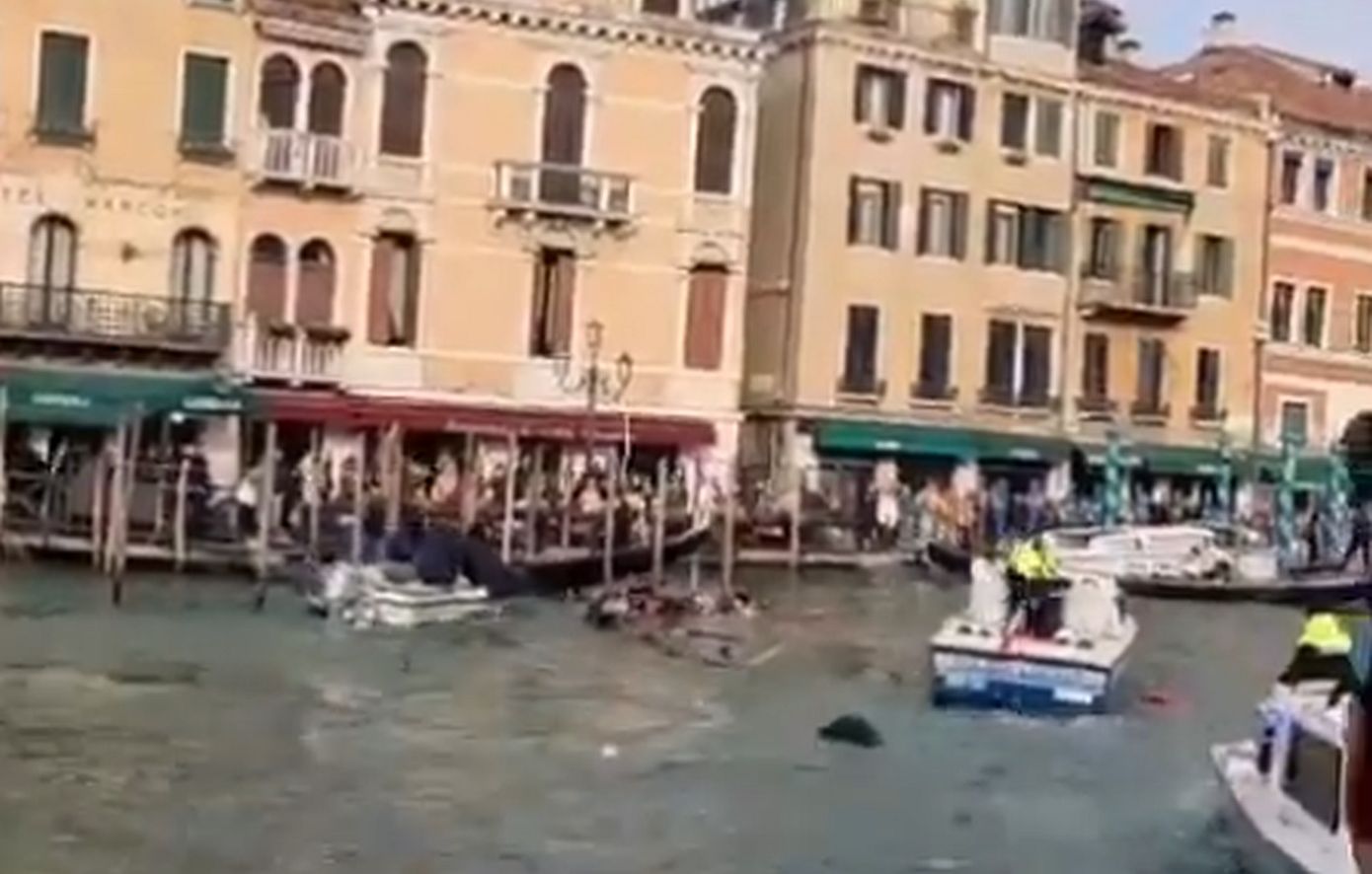 Βενετία: Ταχύπλοο συγκρούστηκε με γόνδολες και χτύπησε στη γέφυρα του Ριάλτο