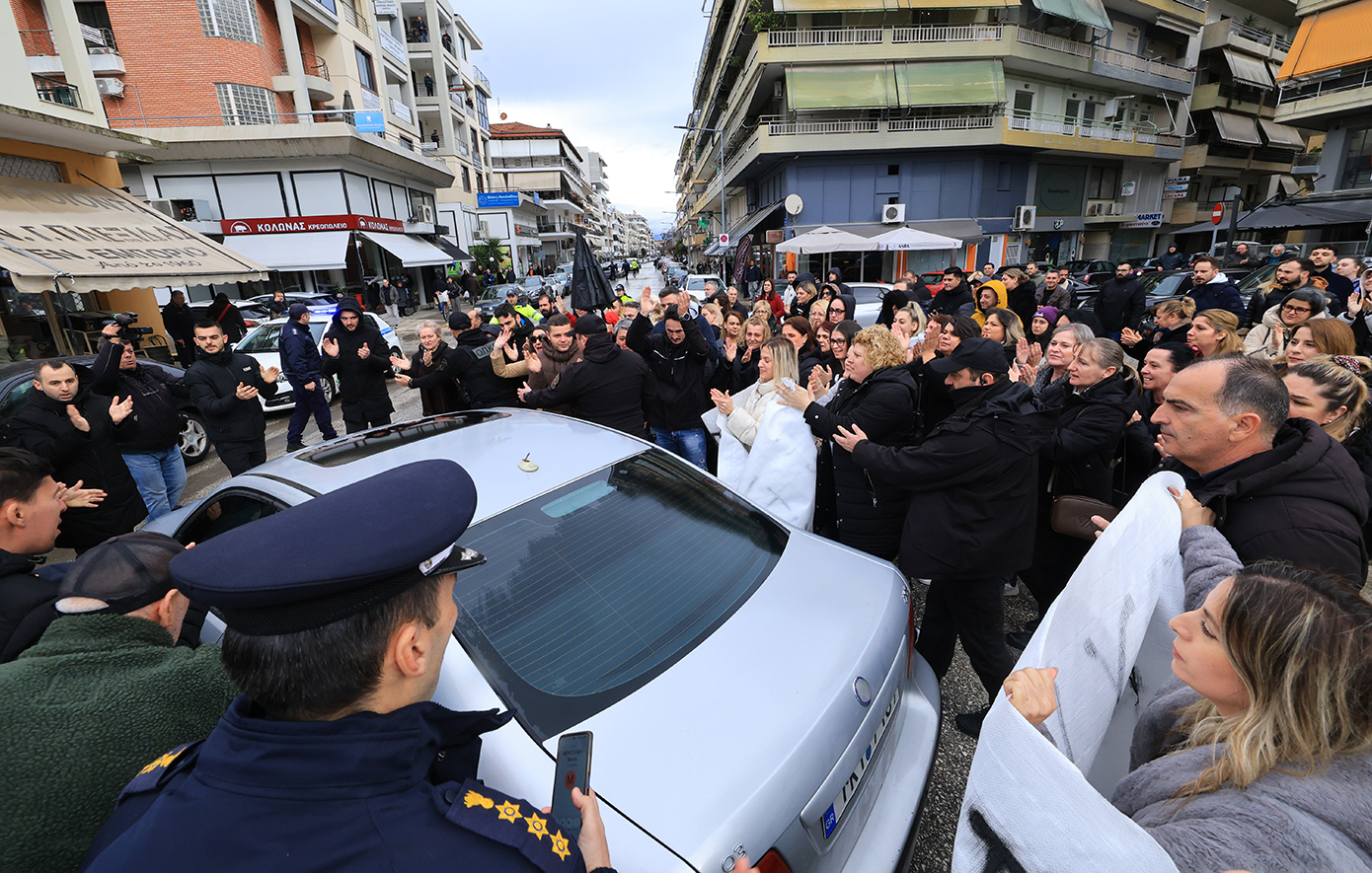 Με χειροκροτήματα και επευφημίες από εργαζόμενους η έξοδος του ιδιοκτήτη της «Βιολάντα» από τα δικαστήρια