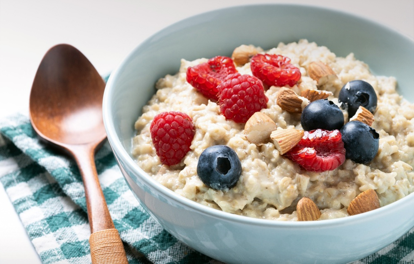 Ο εκπληκτικός τρόπος που η βρώμη μειώνει τη χοληστερόλη