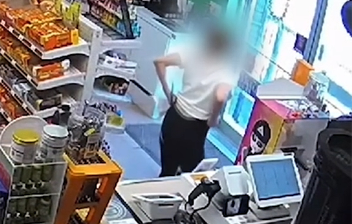 Γυναίκα που είχε πέσει θύμα απαγωγής τρέχει για να σωθεί, αφού κατάφερε να ξεφύγει &#8211; Δείτε το βίντεο από το συγκλονιστικό περιστατικό