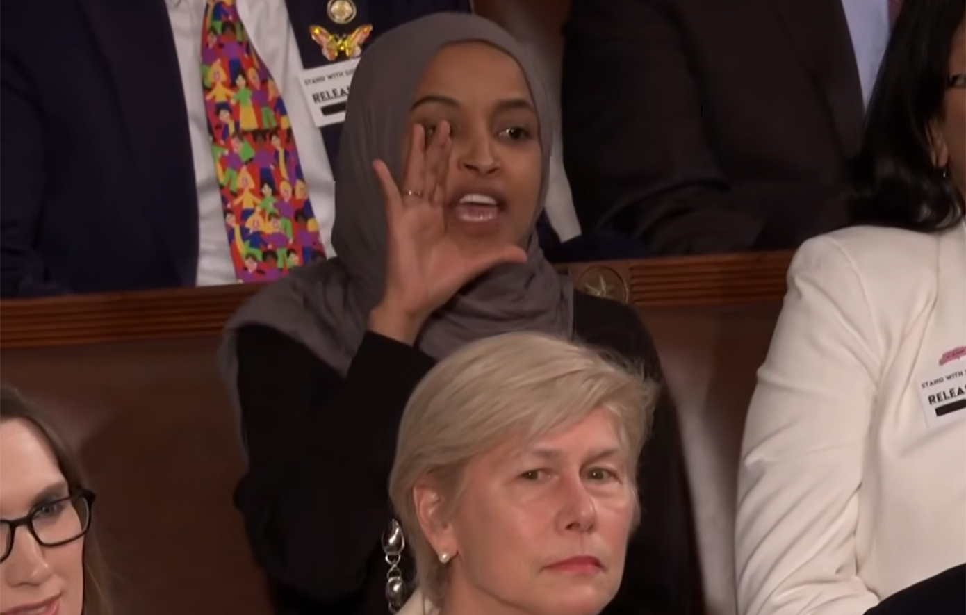 Δημοκρατική βουλευτής διέκοψε την ομιλία Τραμπ: «Σκοτώνετε Αμερικανούς»