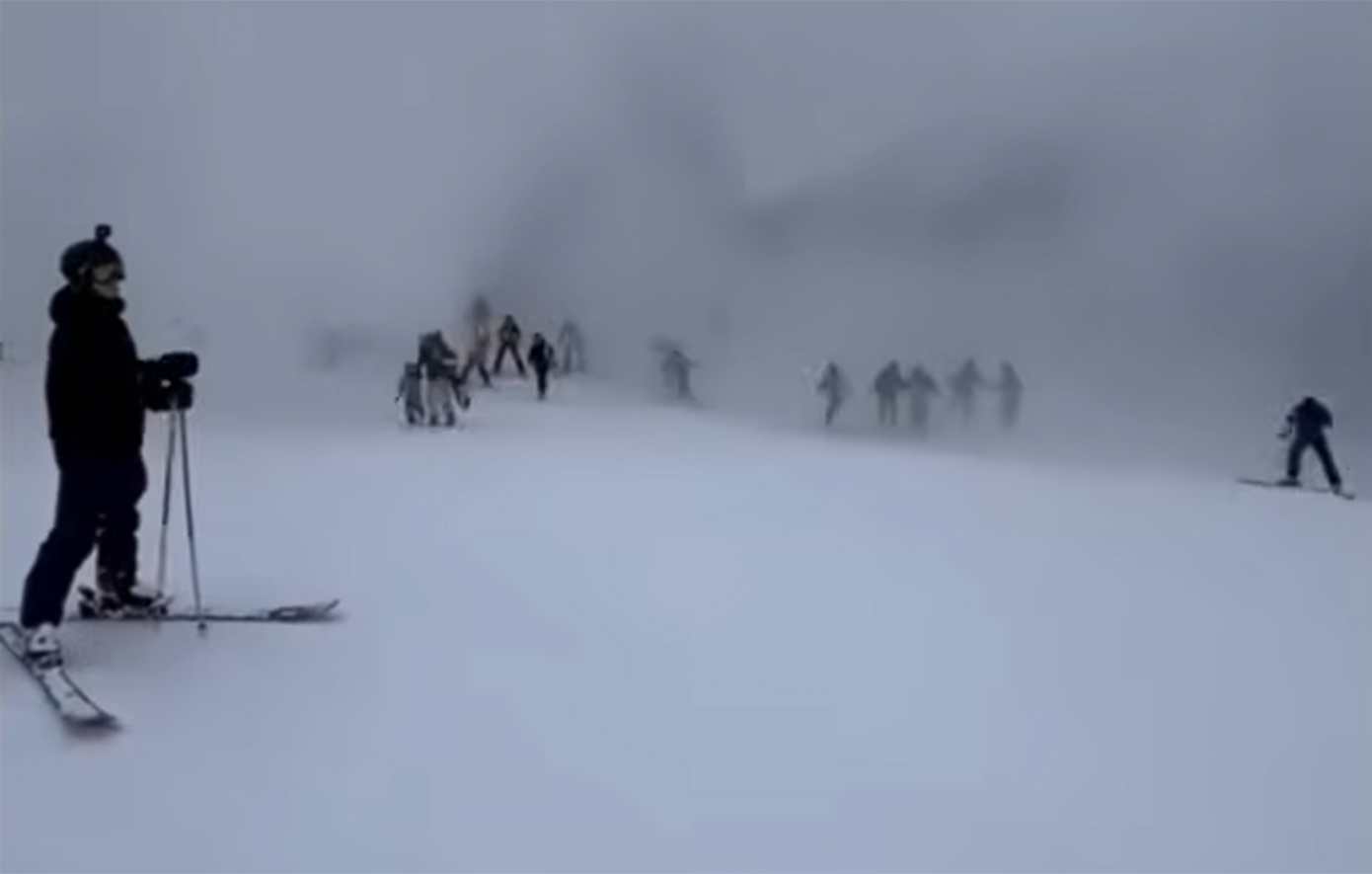 «Ηρέμησε, πάρε ανάσα &#8211; Μην πανικοβάλλεσαι» &#8211; Σκιέρ έζησαν στιγμές τρόμου όταν χιονοστιβάδα κατέβηκε την πλαγιά στην Ιταλία