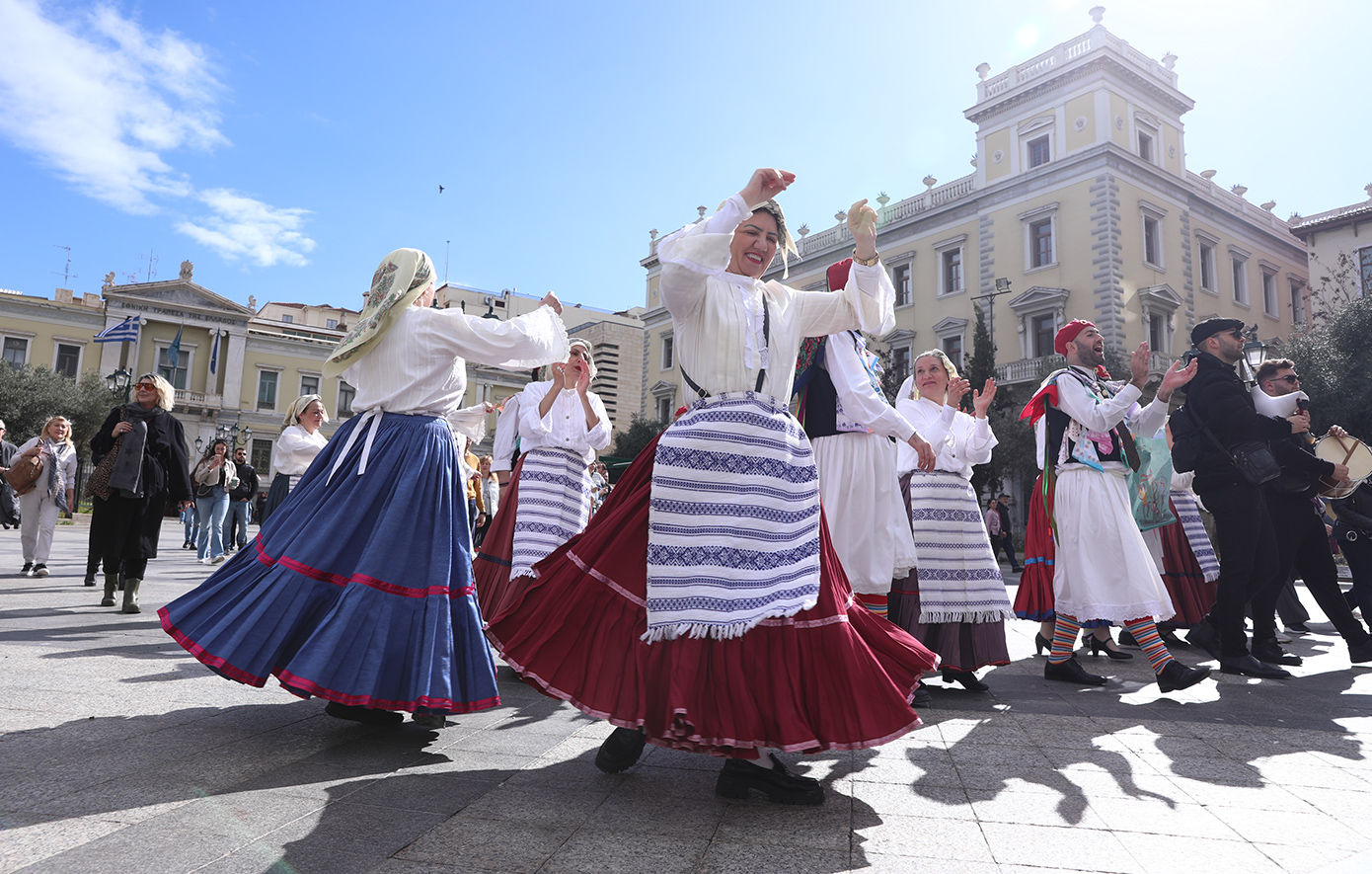 Τσικνοπέμπτη: Ξέφρενος χορός σε Ερμού και Κοτζιά &#8211; Τι είναι το έθιμο των Κορδελάτων που αναβίωσε