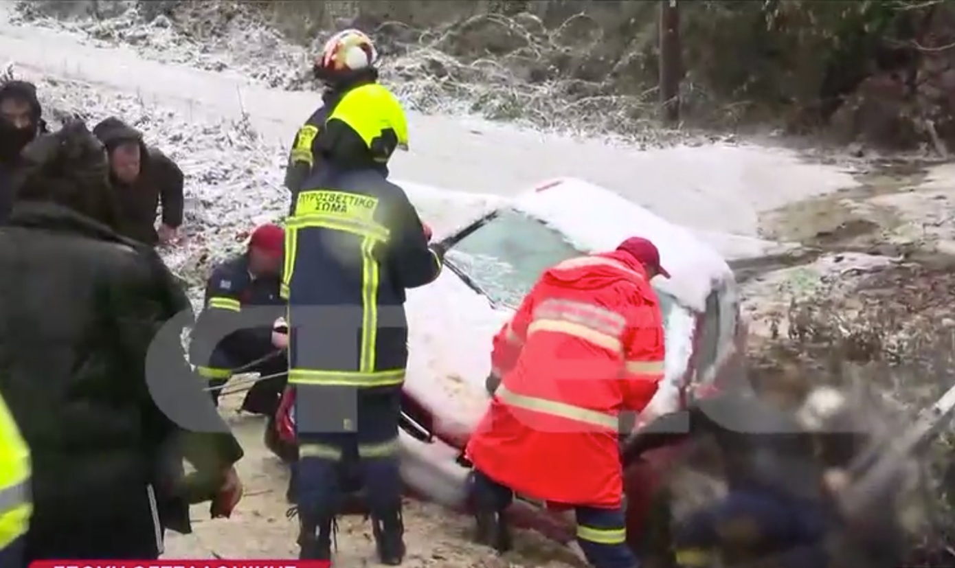 Δραματική επιχείρηση διάσωσης ηλικιωμένου σε ζωντανή σύνδεση &#8211; Το αυτοκίνητό του βρέθηκε σε γκρεμό δίπλα σε ρέμα