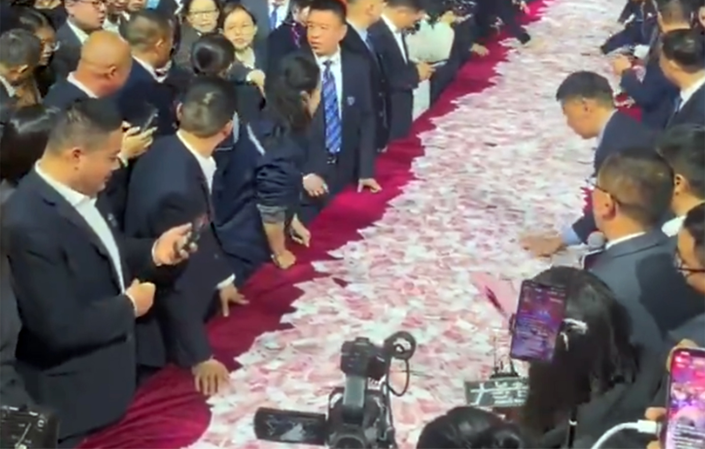 Κινέζος εργοδότης έγινε viral μοιράζοντας 26 εκατ. δολάρια σε μπόνους στους εργαζομένους &#8211; Έδωσε το 70% των κερδών της εταιρείας