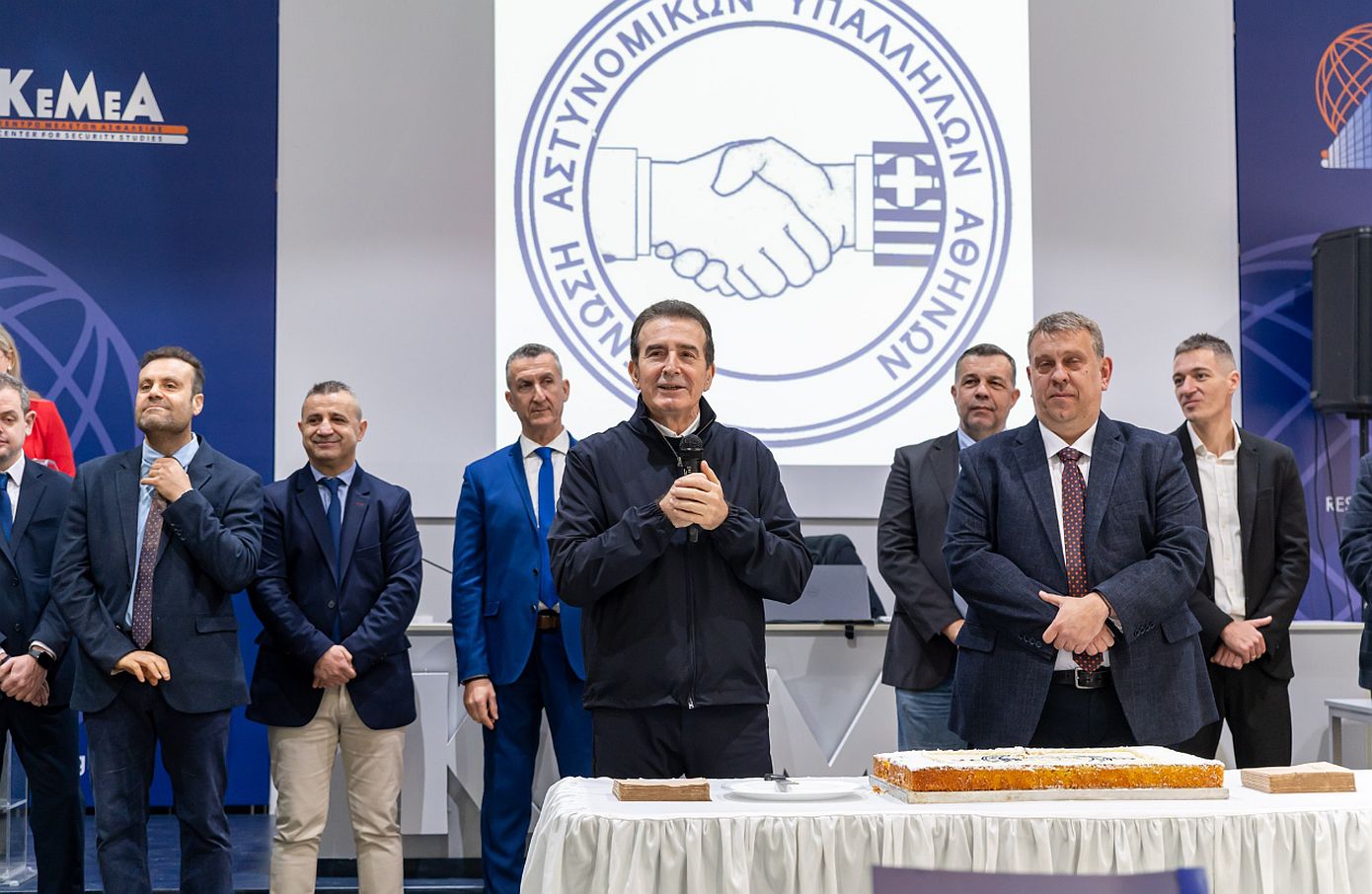 Χρυσοχοΐδης: Ενισχύονται με 1400 αστυνομικούς τα τμήματα της Αττικής