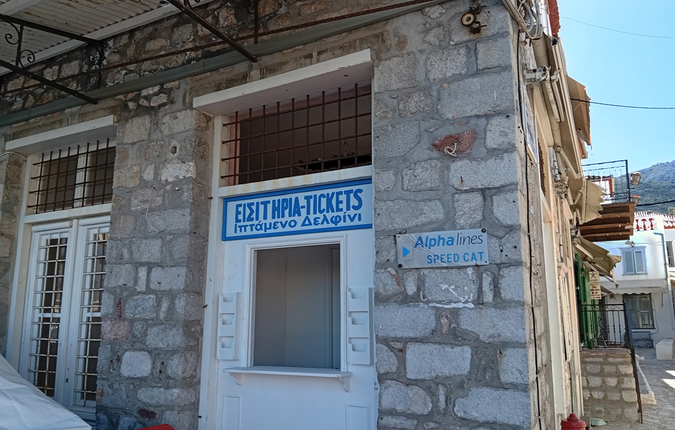 Η Ύδρα μετατρέπεται σε τηλεοπτικό πλατό για να υποδεχθεί τον Μπραντ Πιτ Η Ύδρα μετατρέπεται σε τηλεοπτικό πλατό για να υποδεχθεί τον Μπραντ Πιτ