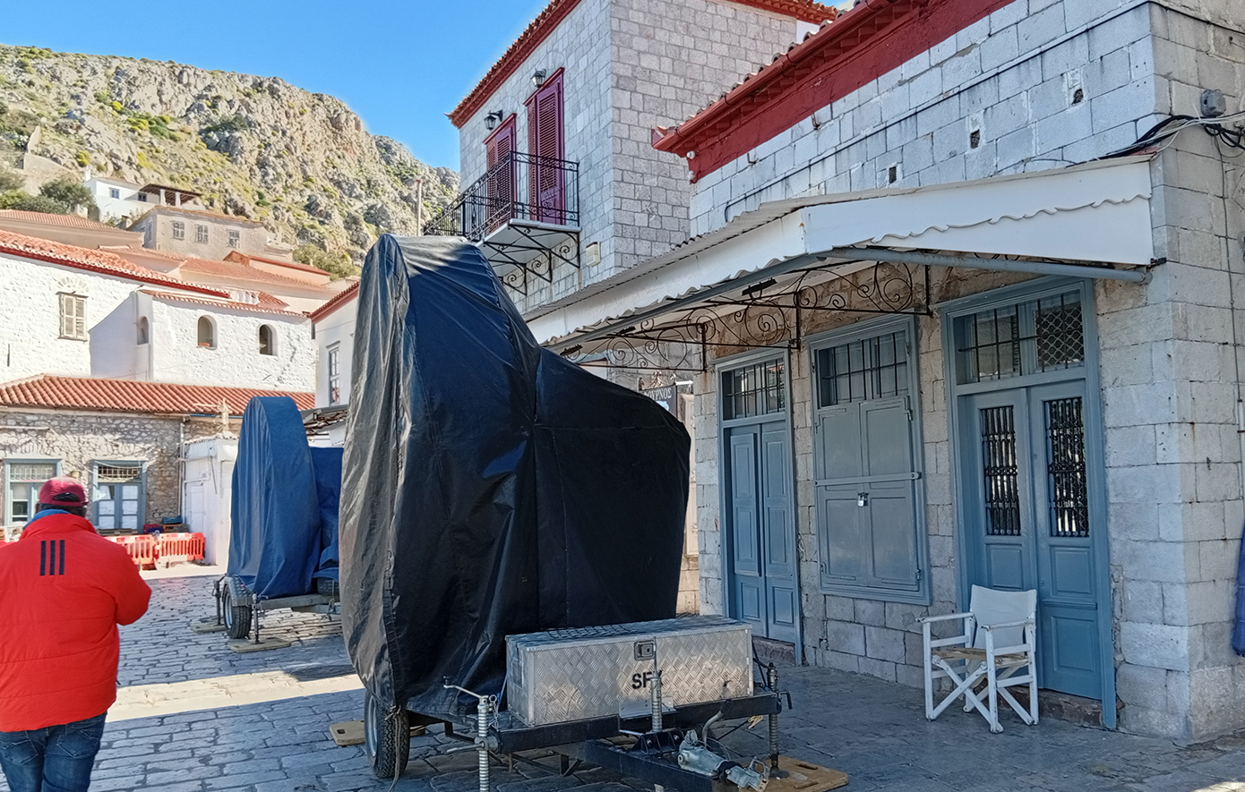 Η Ύδρα μετατρέπεται σε τηλεοπτικό πλατό για να υποδεχθεί τον Μπραντ Πιτ Η Ύδρα μετατρέπεται σε τηλεοπτικό πλατό για να υποδεχθεί τον Μπραντ Πιτ