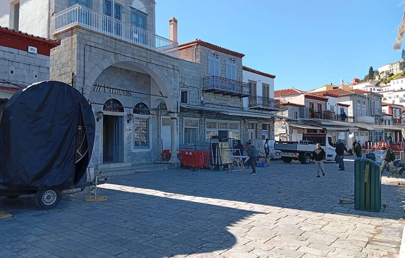 Η Ύδρα μετατρέπεται σε τηλεοπτικό πλατό για να υποδεχθεί τον Μπραντ Πιτ Η Ύδρα μετατρέπεται σε τηλεοπτικό πλατό για να υποδεχθεί τον Μπραντ Πιτ