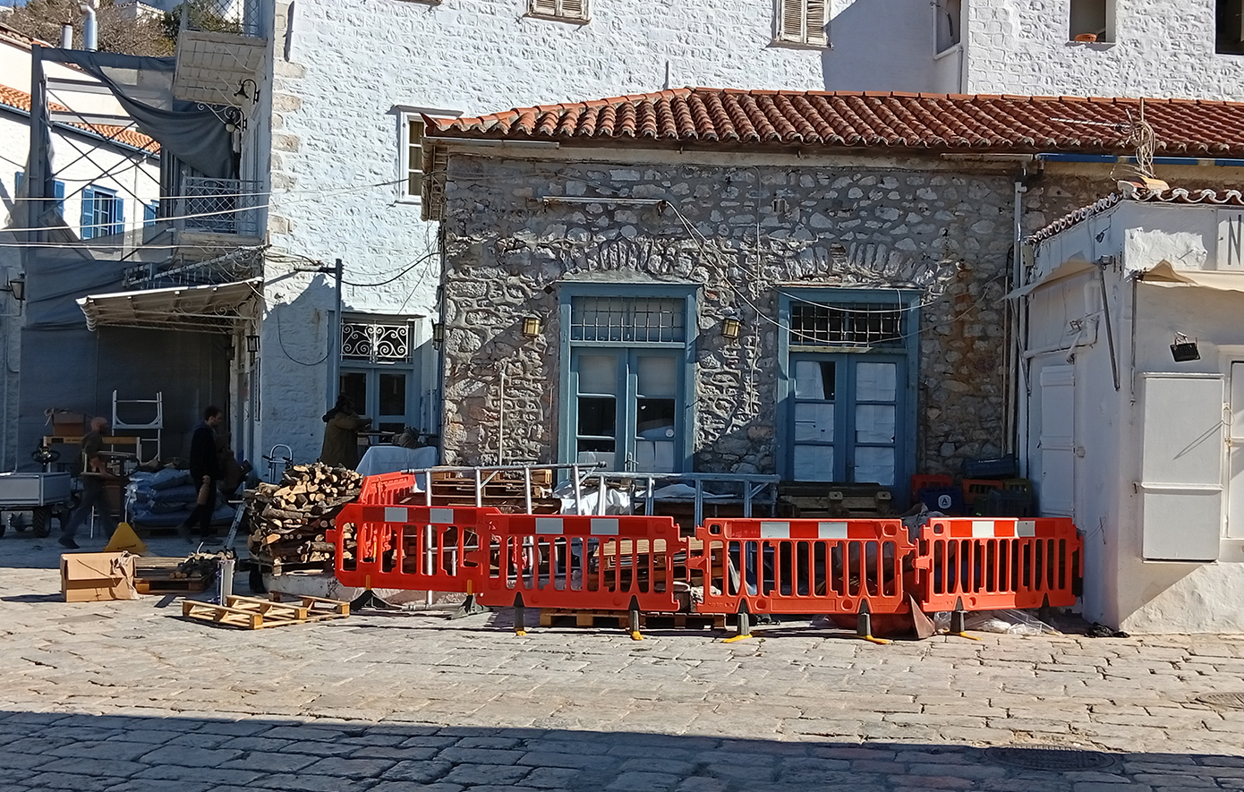 Σε ρυθμούς Χόλιγουντ κινείται η Ύδρα για να υποδεχθεί τον Μπραντ Πιτ &#8211; Δείτε φωτογραφίες από τα πρώτα σκηνικά