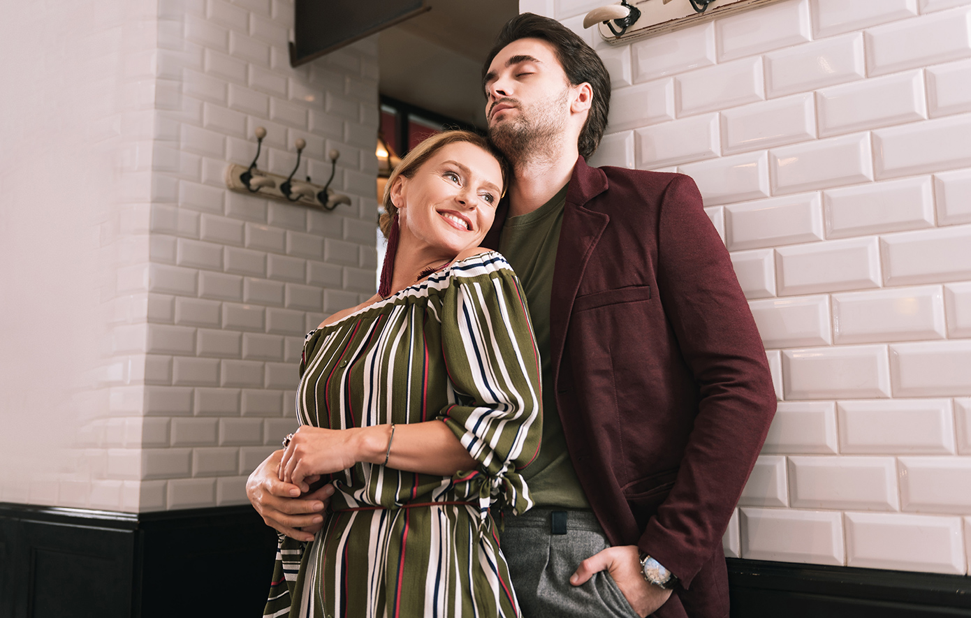 Οι σχέσεις «κούγκαρ» είναι πιο δημοφιλείς από ποτέ, με μεγαλύτερες γυναίκες να συνάπτουν σχέσεις με «πρόθυμους» νεαρούς άνδρες, στη μισή τους ηλικία