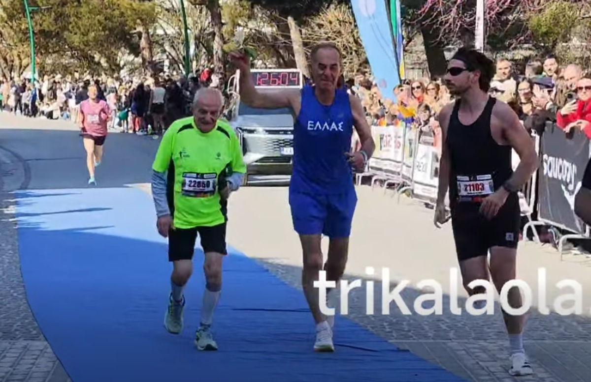 Αποθέωση για τον 90χρονο δρομέα στα Τρίκαλα &#8211; Τερμάτισε για μια ακόμα χρονιά στον ημιμαραθώνιο
