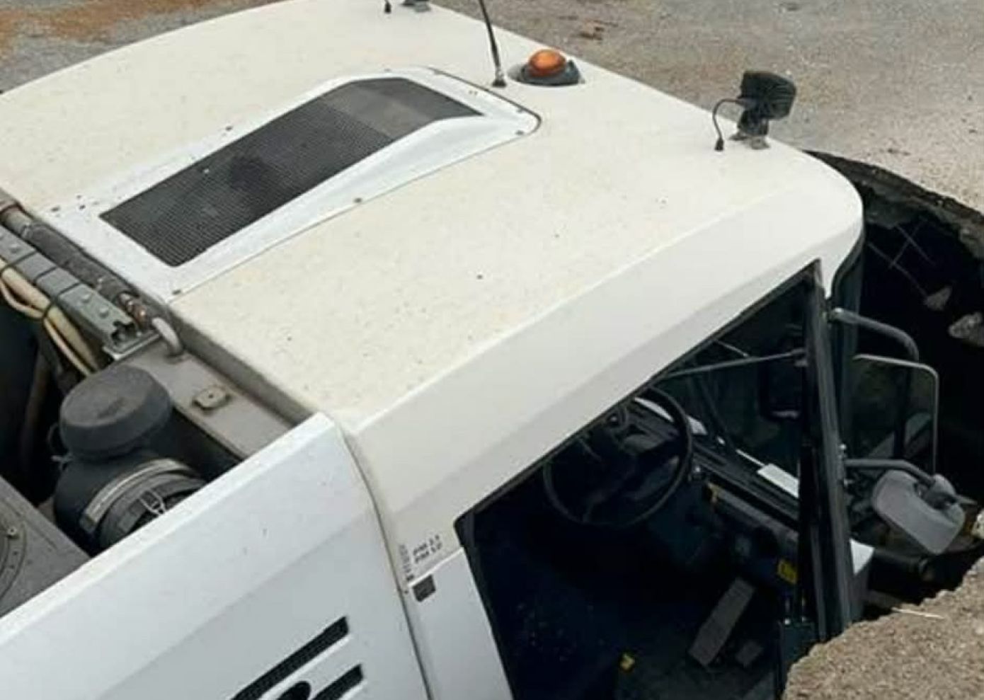 Δρόμος «ρούφηξε» μηχάνημα καθαρισμού στα Γιάννενα