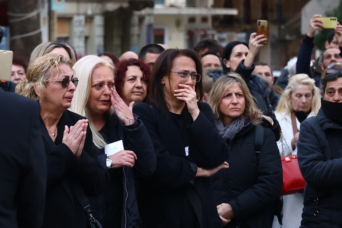 Η Ελλάδα αποχαιρετά τη Μαρινέλλα: «Πρώτη φορά έρχομαι σε λαϊκό προσκύνημα» &#8211; Πλήθος κόσμου στη Μητρόπολη