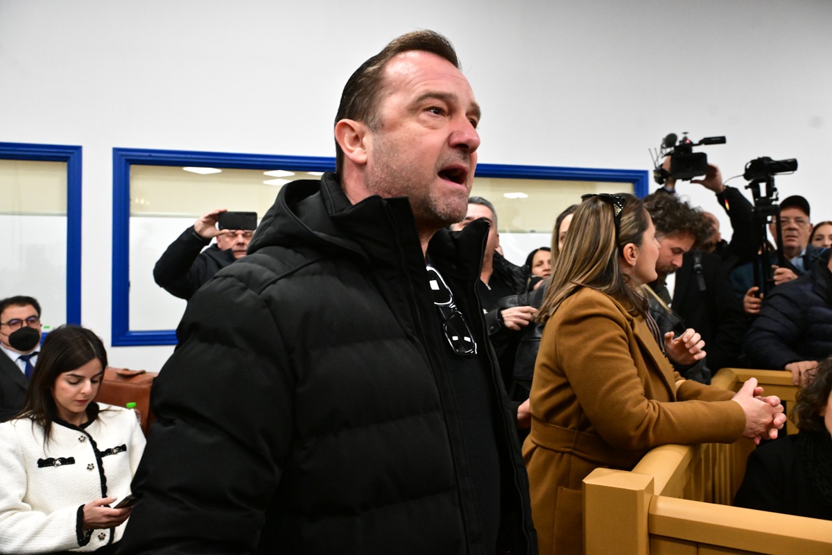 Έξαλλος ο Νίκος Πλακιάς με τον δικηγόρο του σταθμάρχη: Δεν ντρέπεσαι, μην σε πιάσω και σένα…