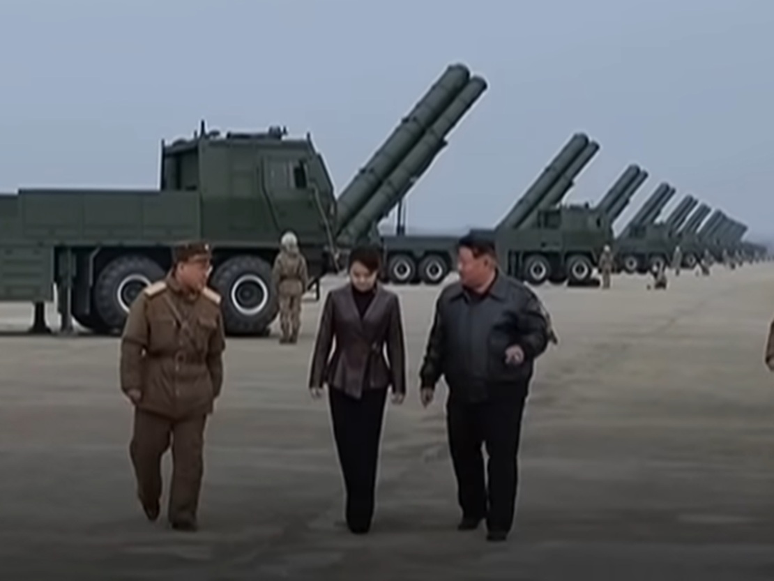Ο Κιμ Γιονγκ Ουν παρακολούθησε δοκιμή εκτόξευσης βαλλιστικών πυραύλων μαζί με την κόρη του