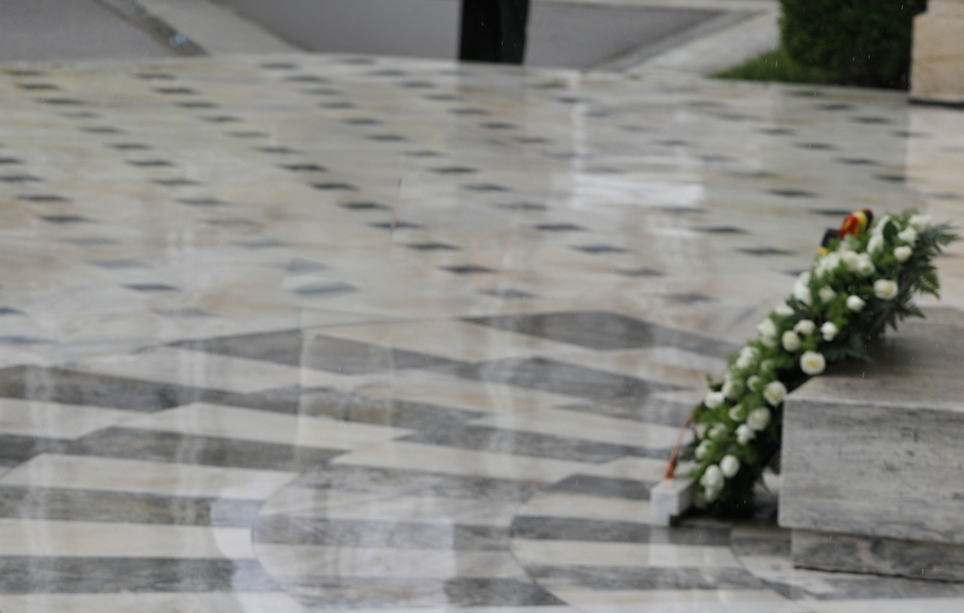 Το αδιανόητο γεγονός στην Ελευσίνα &#8211; Τη στιγμή της κατάθεσης στεφάνων ακούστηκε ο ύμνος της χούντας