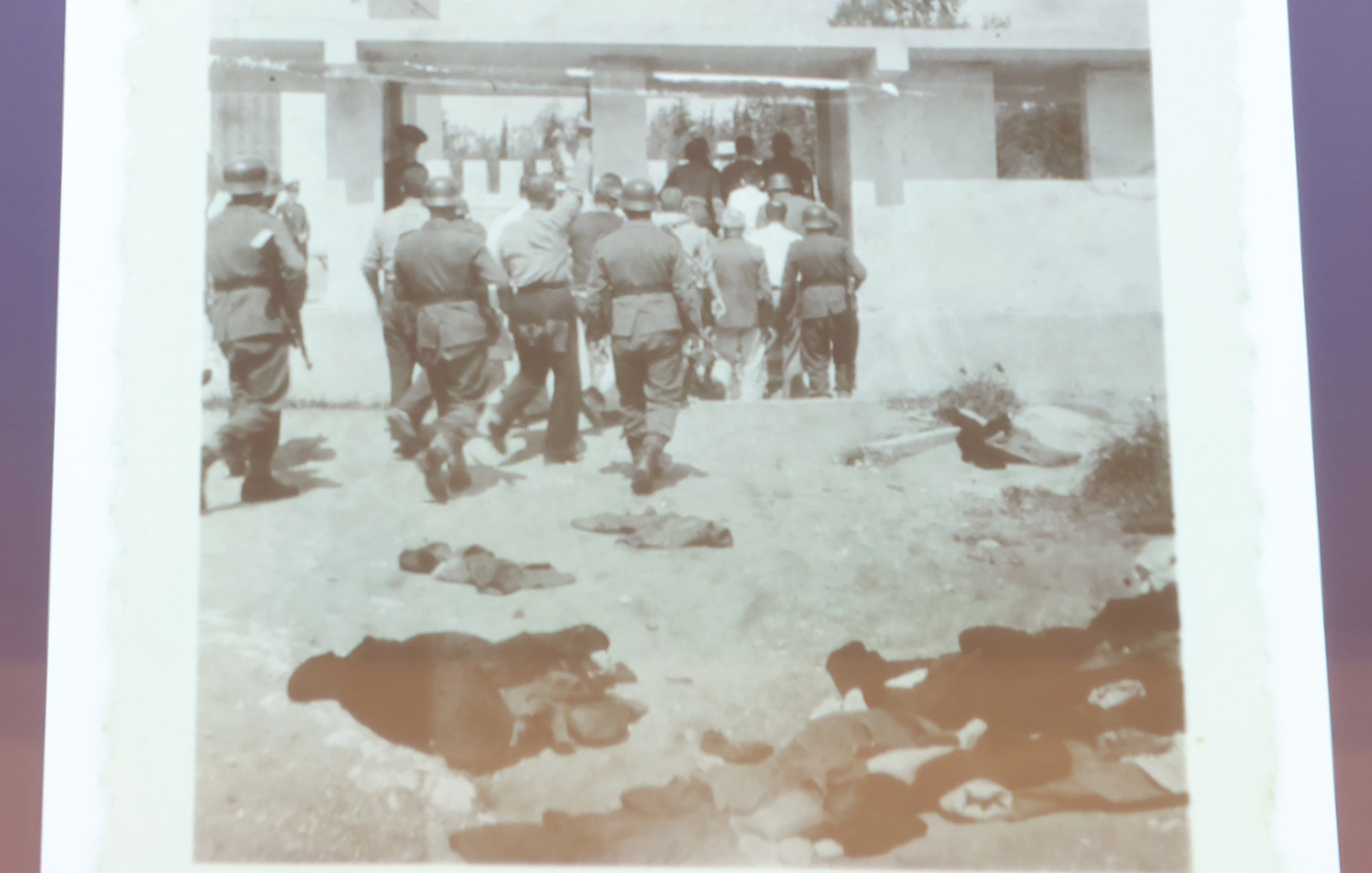 Στα χέρια του ελληνικού κράτους οι φωτογραφίες από την εκτέλεση στην Καισαριανή &#8211; Τις παρουσίασε η Λίνα Μενδώνη