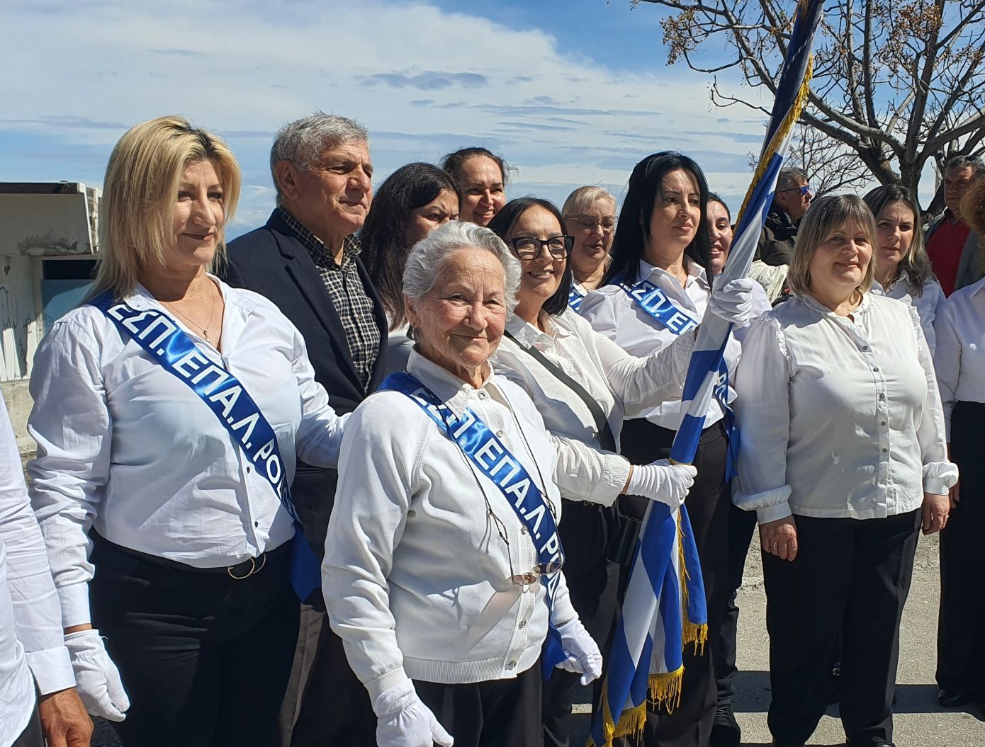 Η κυρία Σοφία ετών 82, μαθήτρια του Εσπερινού ΕΠΑΛ Ρόδου, παρέλασε περήφανα μπροστά σε χιλιάδες κόσμου
