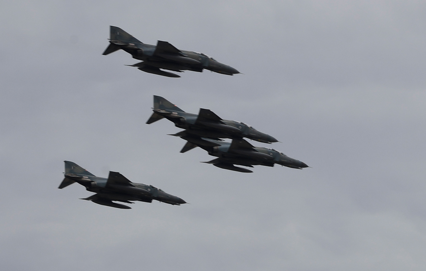 Μαχητικά αεροπλάνα πάνω από την Αθήνα – Εντυπωσιακές εικόνες από τον αττικό ουρανό