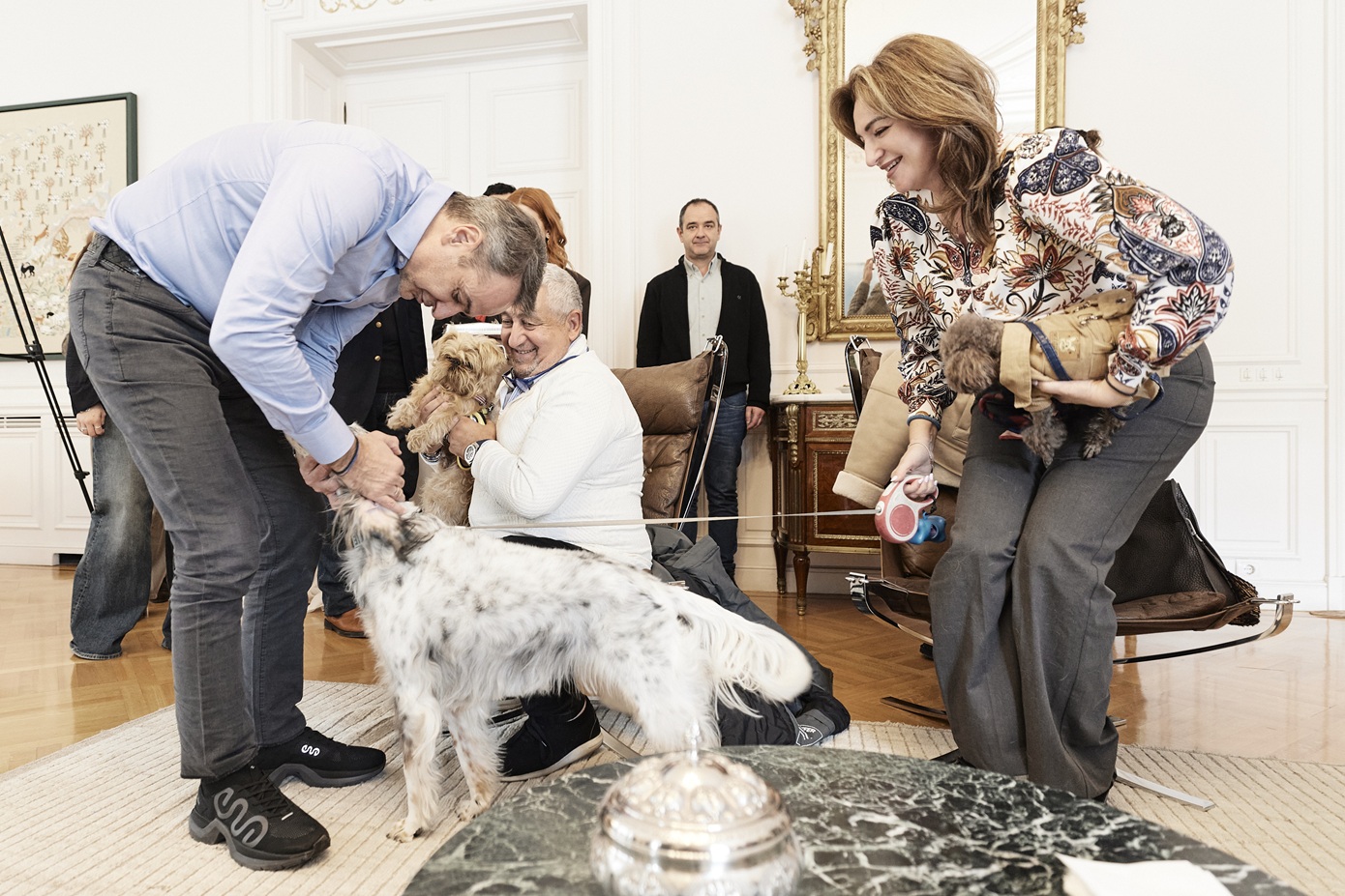 Έλληνες που επαναπατρίστηκαν από τη Μέση Ανατολή με τα κατοικίδιά τους υποδέχθηκε ο Κυριάκος Μητσοτάκης &#8211; Δείτε εικόνες