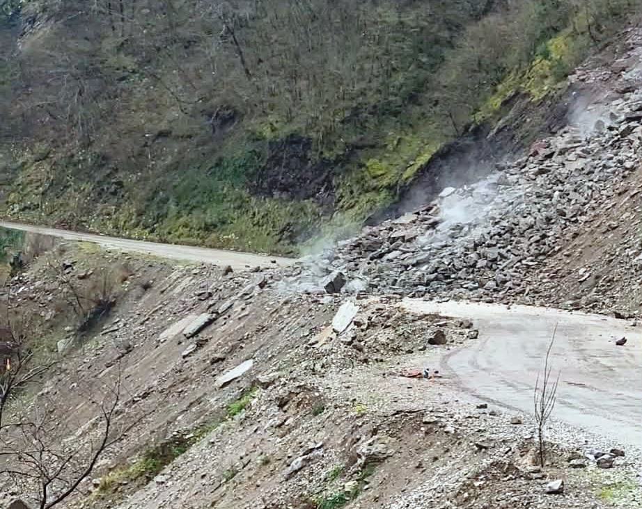 Η κακοκαιρία προκάλεσε κατολίσθηση σε δρόμο στην Καρδίτσα &#8211; Δείτε φωτογραφίες