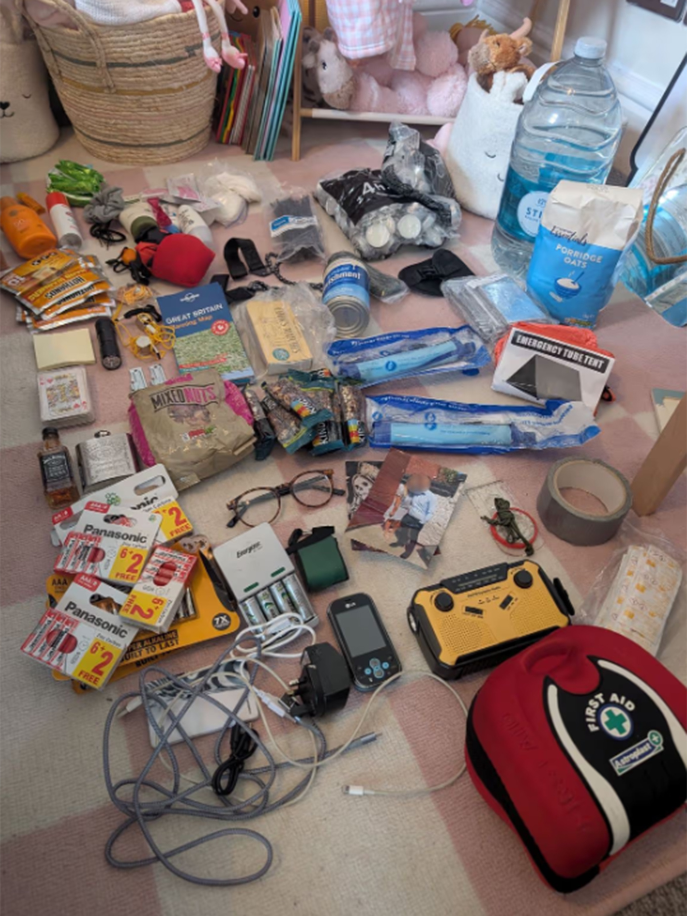 Αυτά είναι τα 49 είδη στην τσάντα επιβίωσης για να σας σώσει από την Αποκάλυψη &#8211; Μία γυναίκα αποκαλύπτει