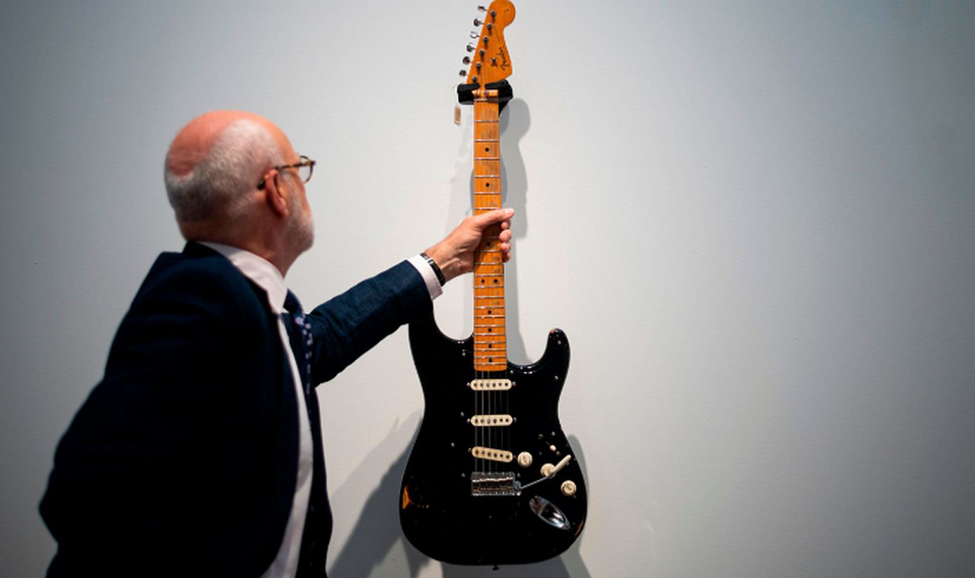 Η θρυλική Black Strat του Ντέιβιντ Γκίλμορ πωλήθηκε για 14,55 εκατ. δολάρια &#8211; H πιο ακριβή κιθάρα όλων των εποχών