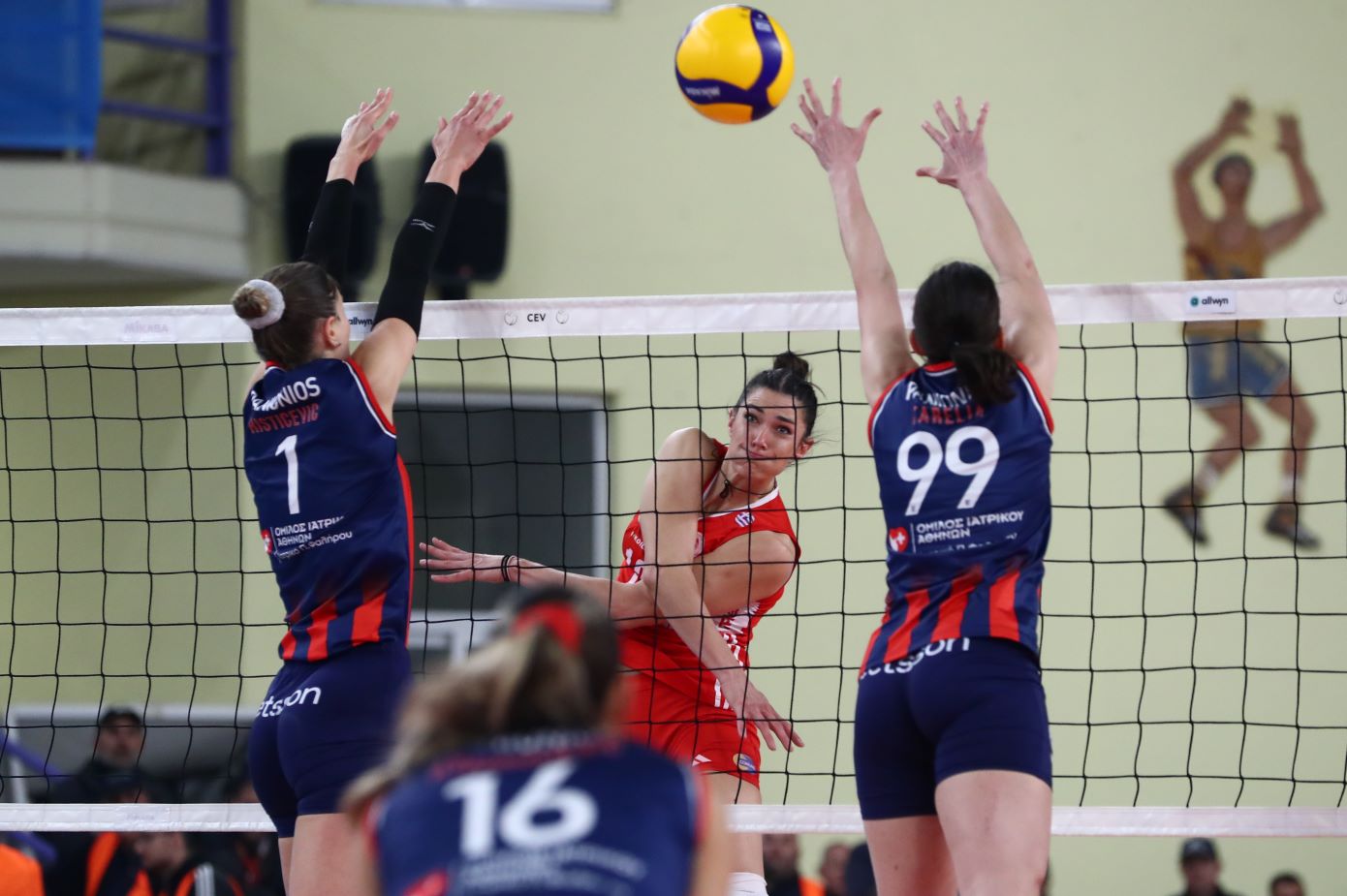 Φέρνει την Τέιλορ Μπάνιστερ για αντί Κούμπουρα ο Ολυμπιακός